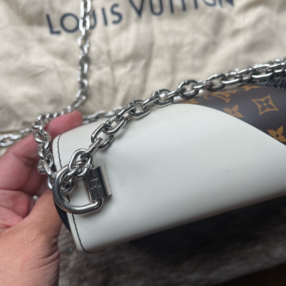Louis Vuitton Twist MM Limited Edition Epi Leather - Picture 9 of 15